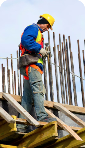 Profissional da construção civil em estrutura metálica com equipamentos de proteção